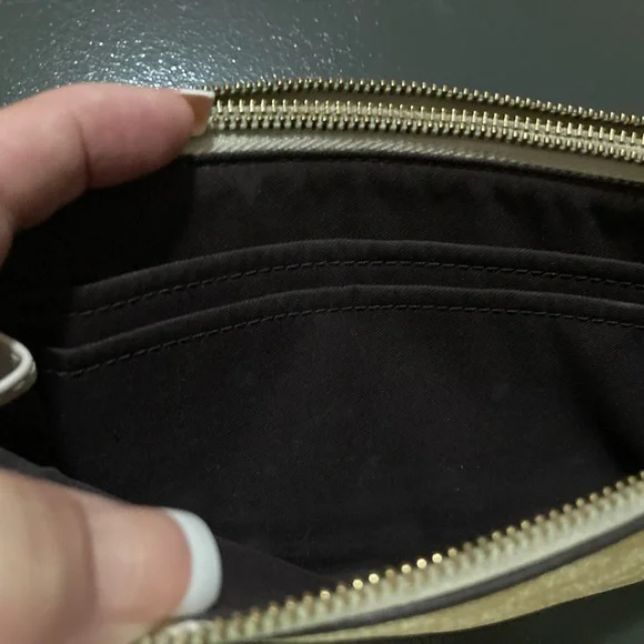 💥Authentic Coach Signature Canvas wallet in excellent condition! 💥 - Picture 7 of 10